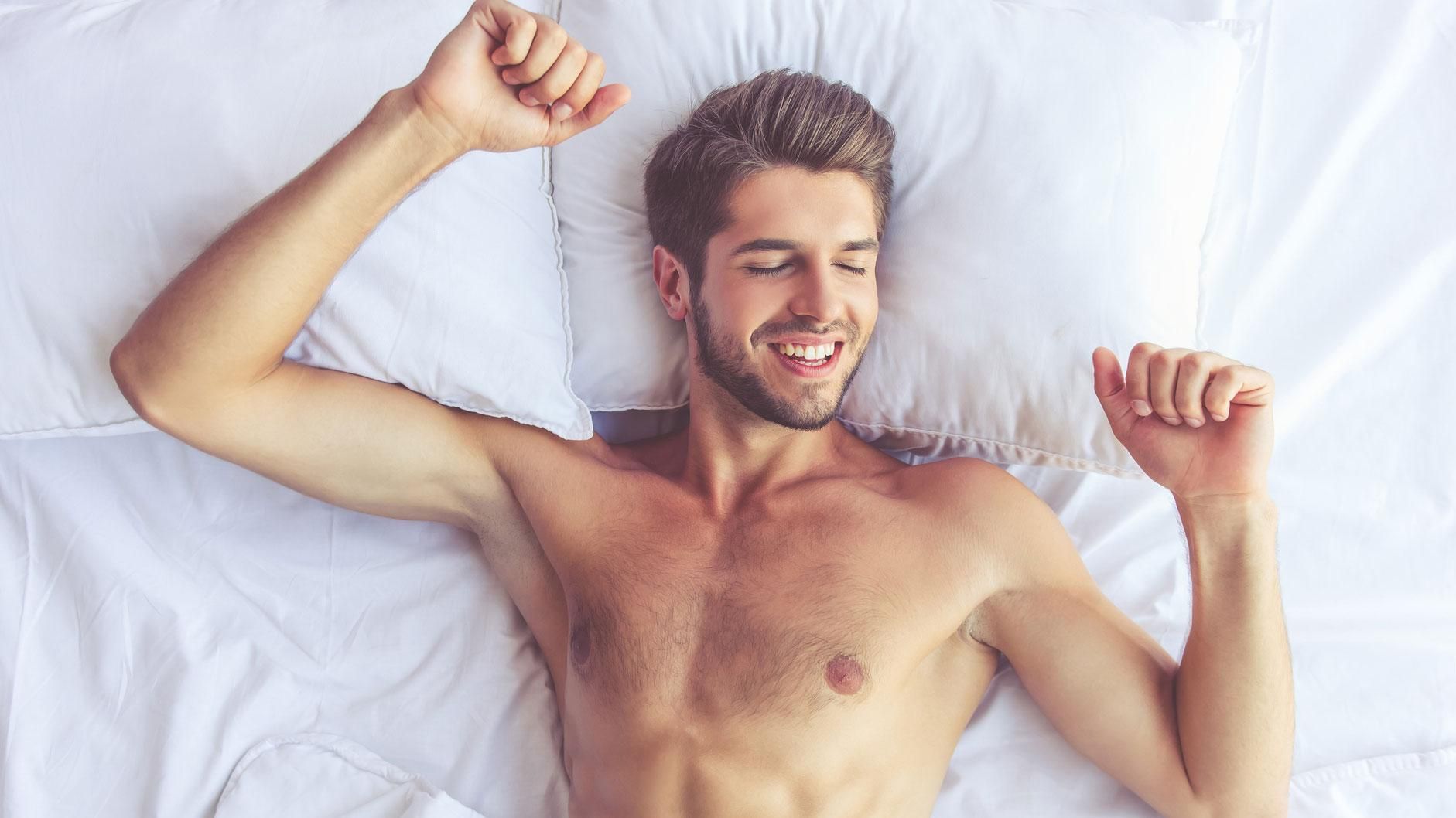 Чотири причини спати без одягу