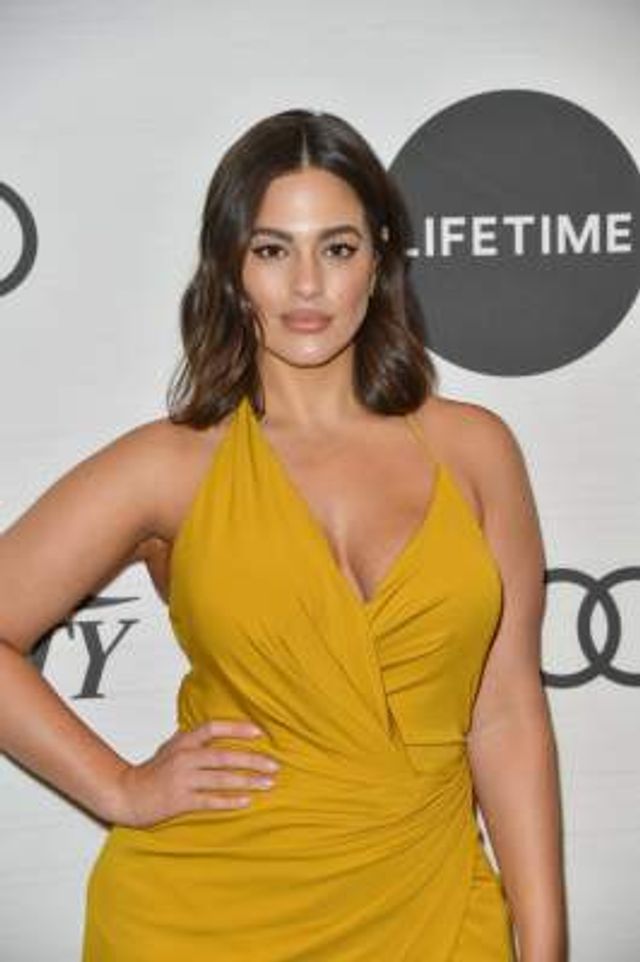 Модель plus-size показала пишні форми у відвертому вбранні - фото 319997