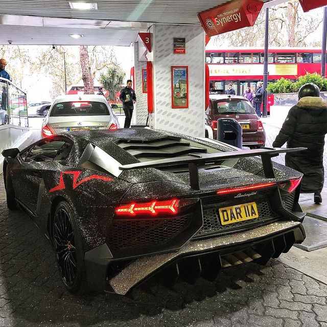 Instagram-модель покрила Lamborghini 2 мільйонами кристалів: відео - фото 320328