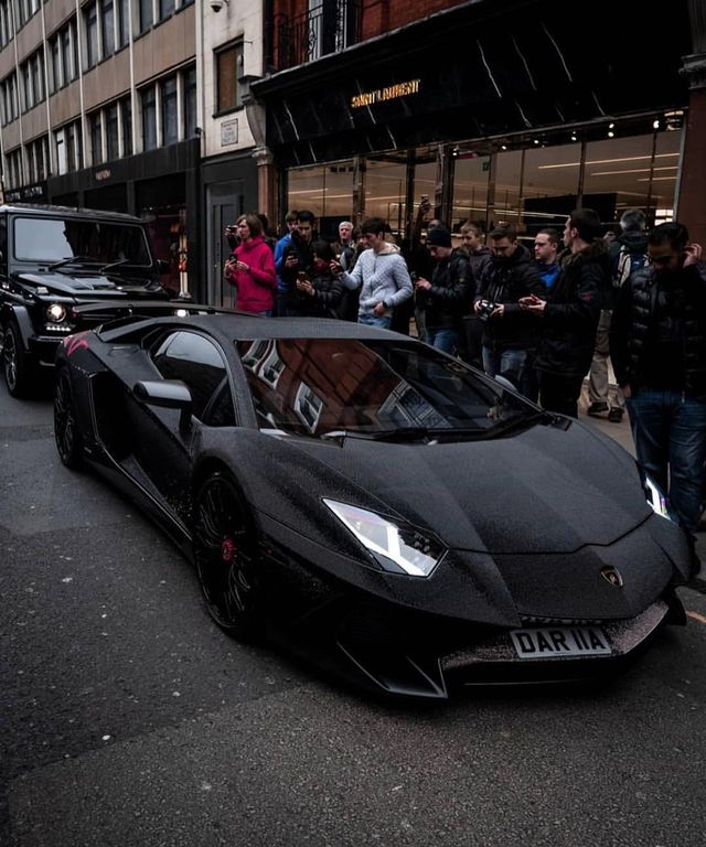 Instagram-модель покрила Lamborghini 2 мільйонами кристалів: відео - фото 320329