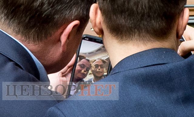 Стиль собачки: нардепів застукали за кумедним заняттям у Верховній Раді - фото 320347