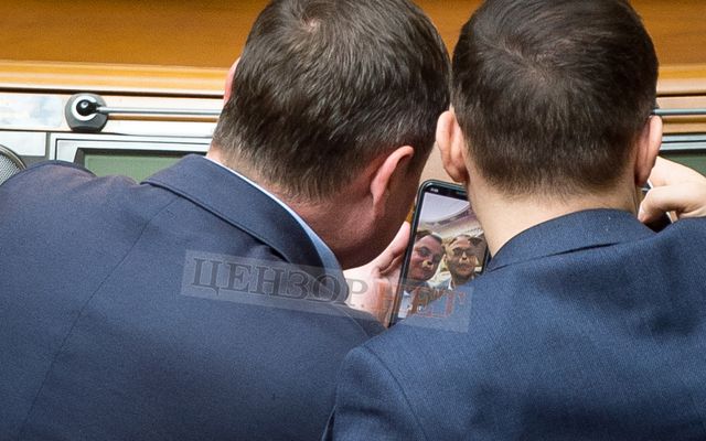 Стиль собачки: нардепів застукали за кумедним заняттям у Верховній Раді - фото 320348