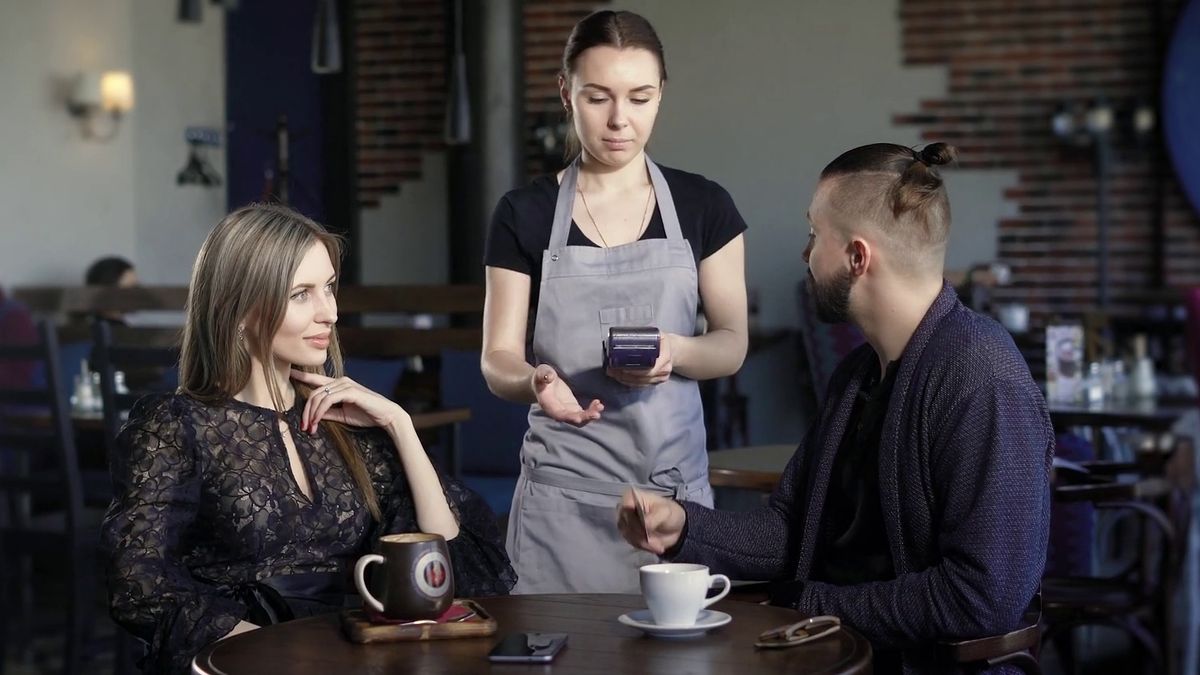 Українські ресторани дозволили оплачувати чайові картою - фото 1