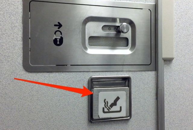 У літаку є попільнички - фото 320491