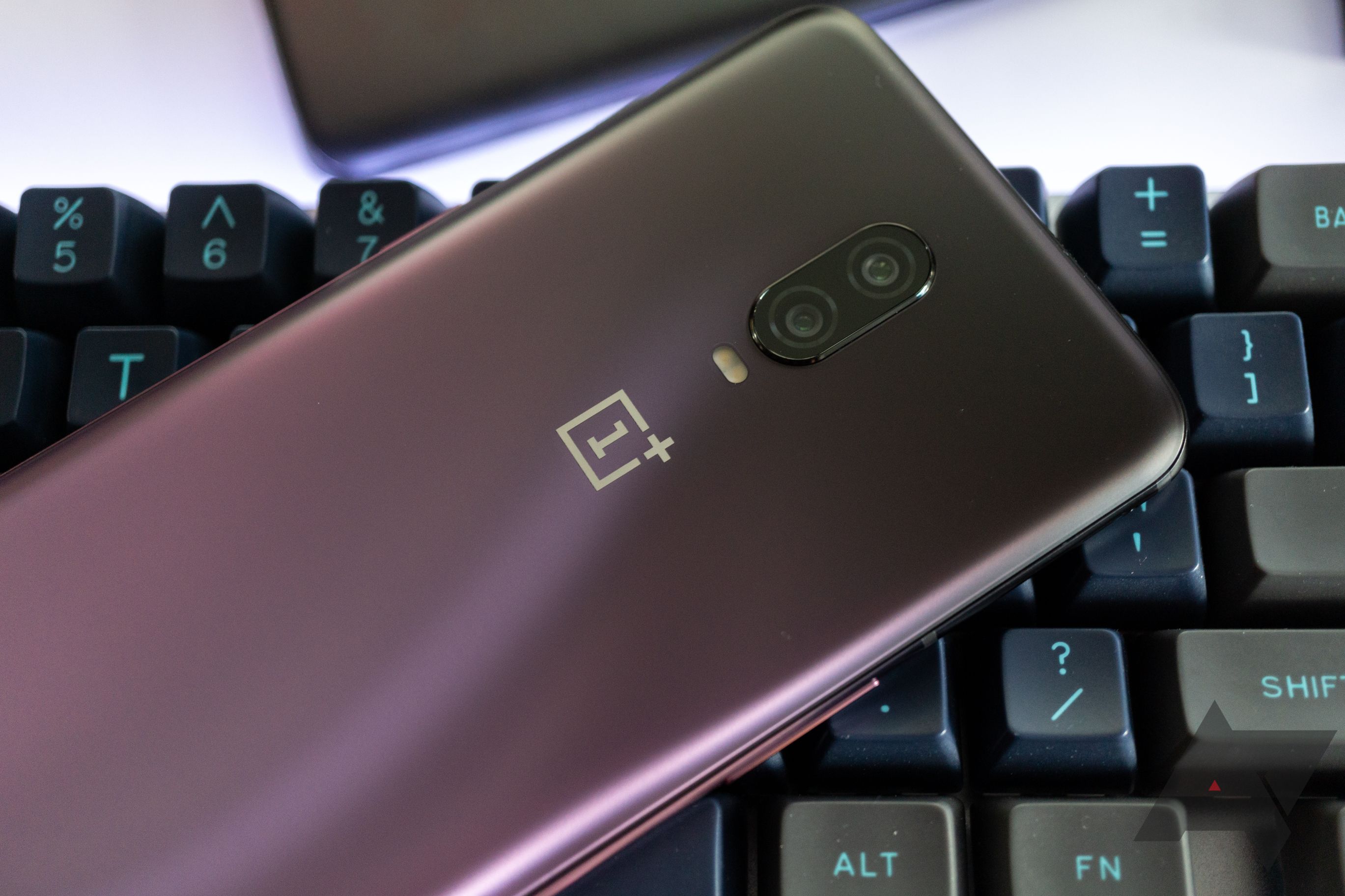 Яскраві кольори не припали до душі главі OnePlus - фото 1