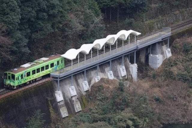 В Японії з'явилася незвичайна залізнична станція - фото 320625