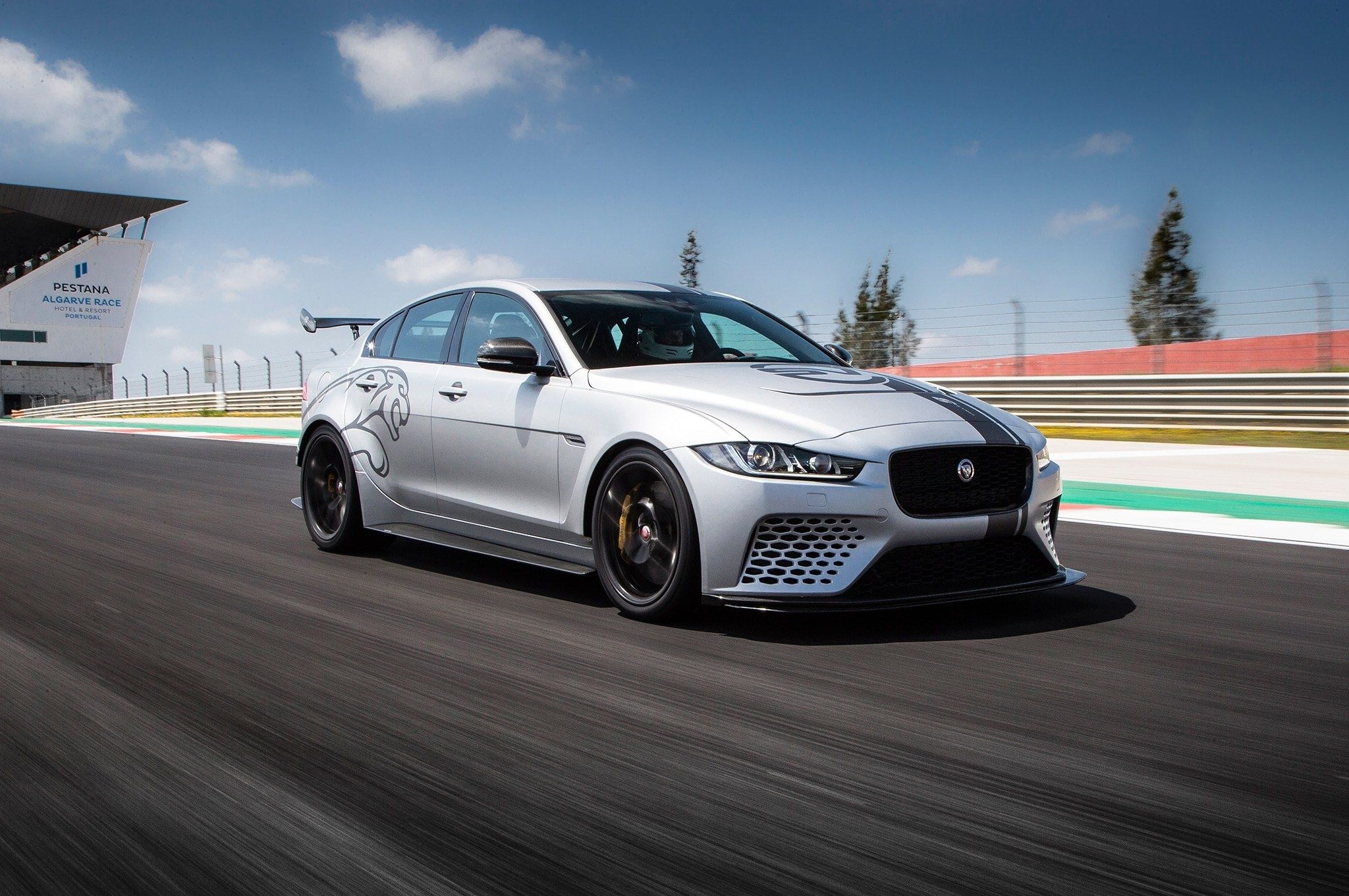 Дивіться, як 600-сильний Jaguar XE встановлює рекорд треку в Дубаї