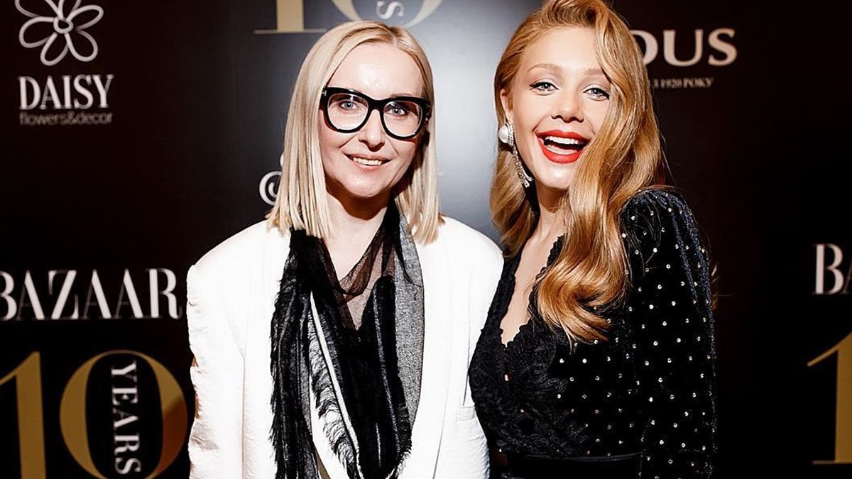 Тіна Кароль розбурхала шанувальників грайливою оксамитовою сукнею