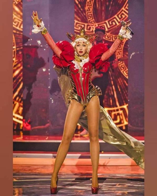 Оля Полякова здивувала мережу епатажним образом - фото 320902