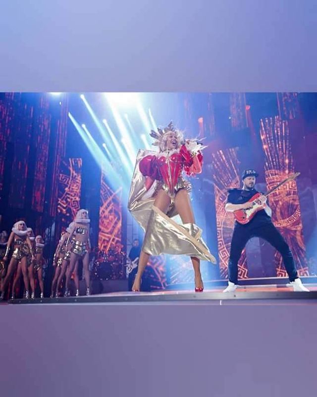 Оля Полякова здивувала мережу епатажним образом - фото 320903