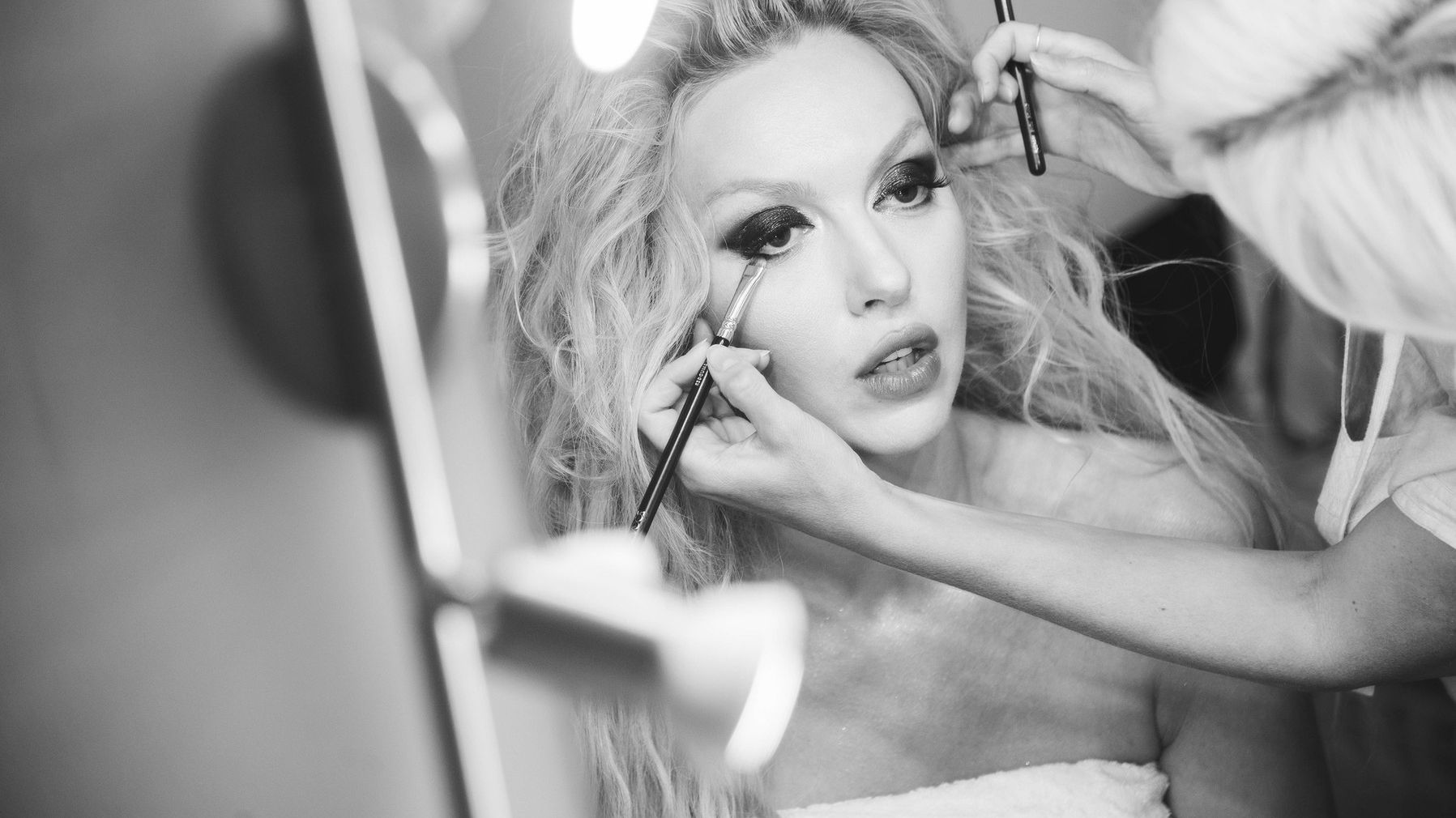 Зірка вбралася у наряд королеви - фото 1