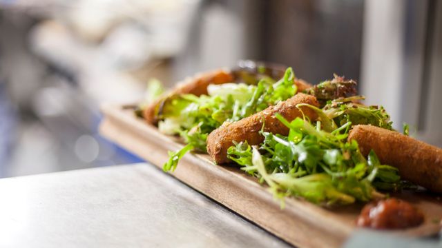 Не лягайте спати відразу після вечері - фото 320945