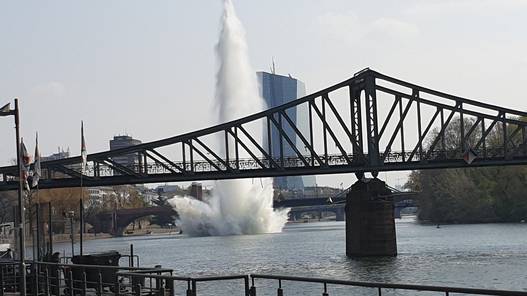 У Німеччині в річці знешкодили бомбу часів Другої світової війни: з'явилося відео