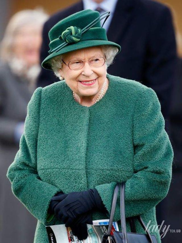 Єлизавета II обрала яскраве пальто для виходу в світ - фото 321511