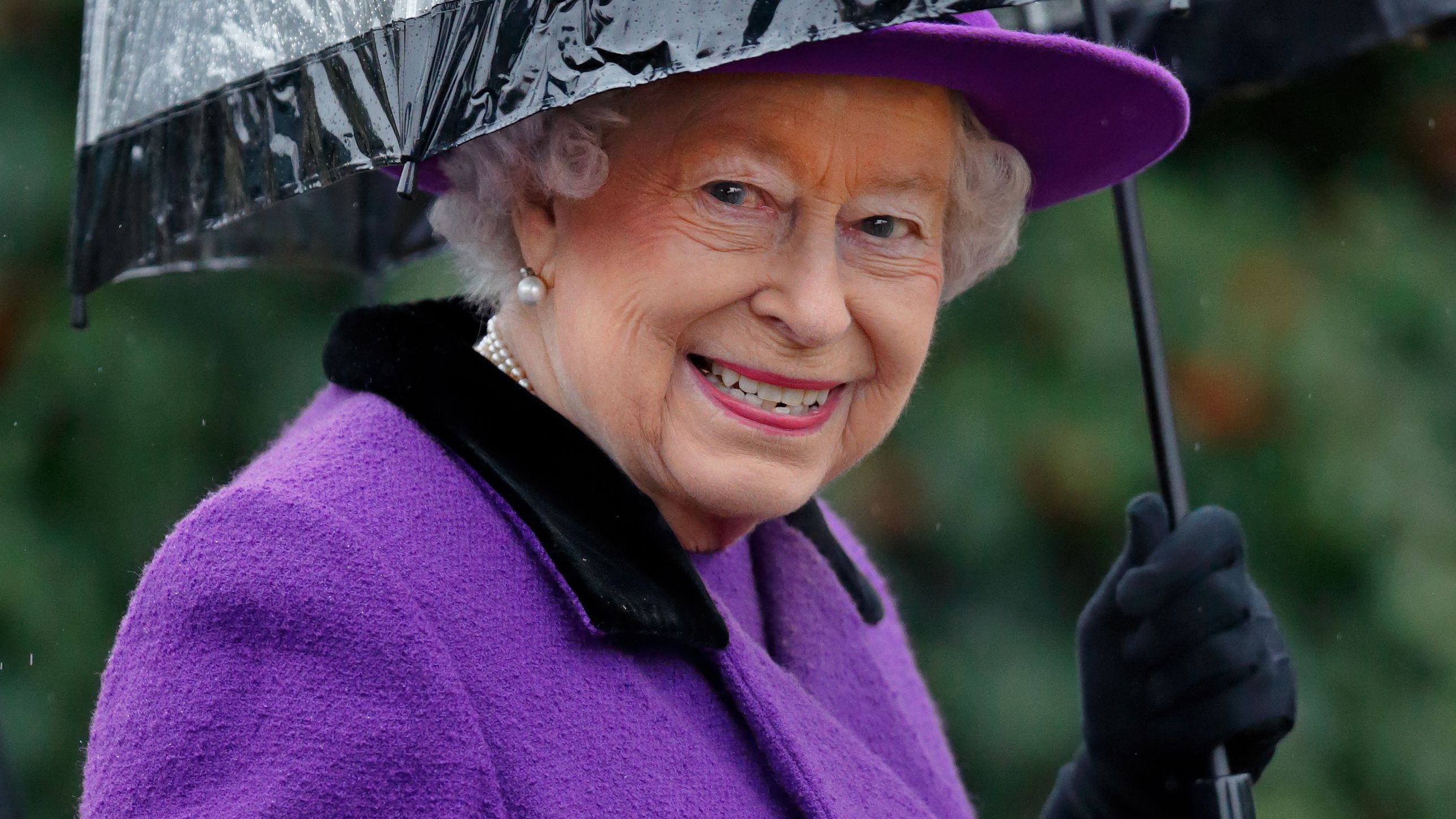 Єлизавета II обрала яскраве пальто для виходу в світ