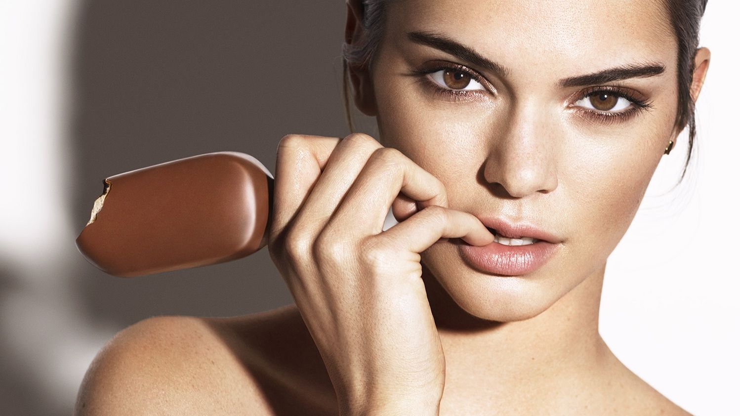 Кендалл Дженнер спокусливо оголила плечі на новому фото