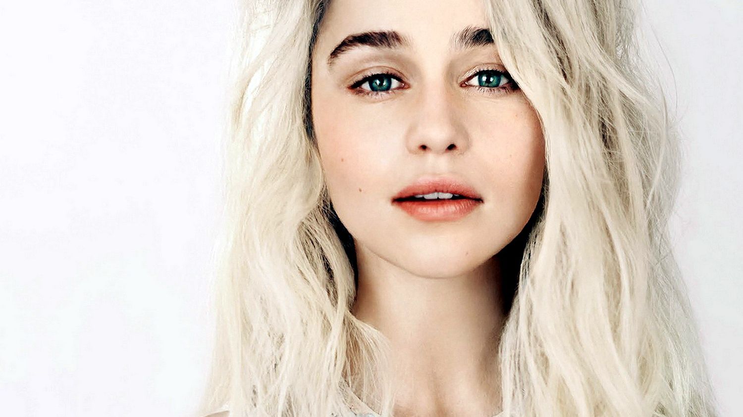 Емілія Кларк у ніжному образі прикрасила обкладинку Vogue