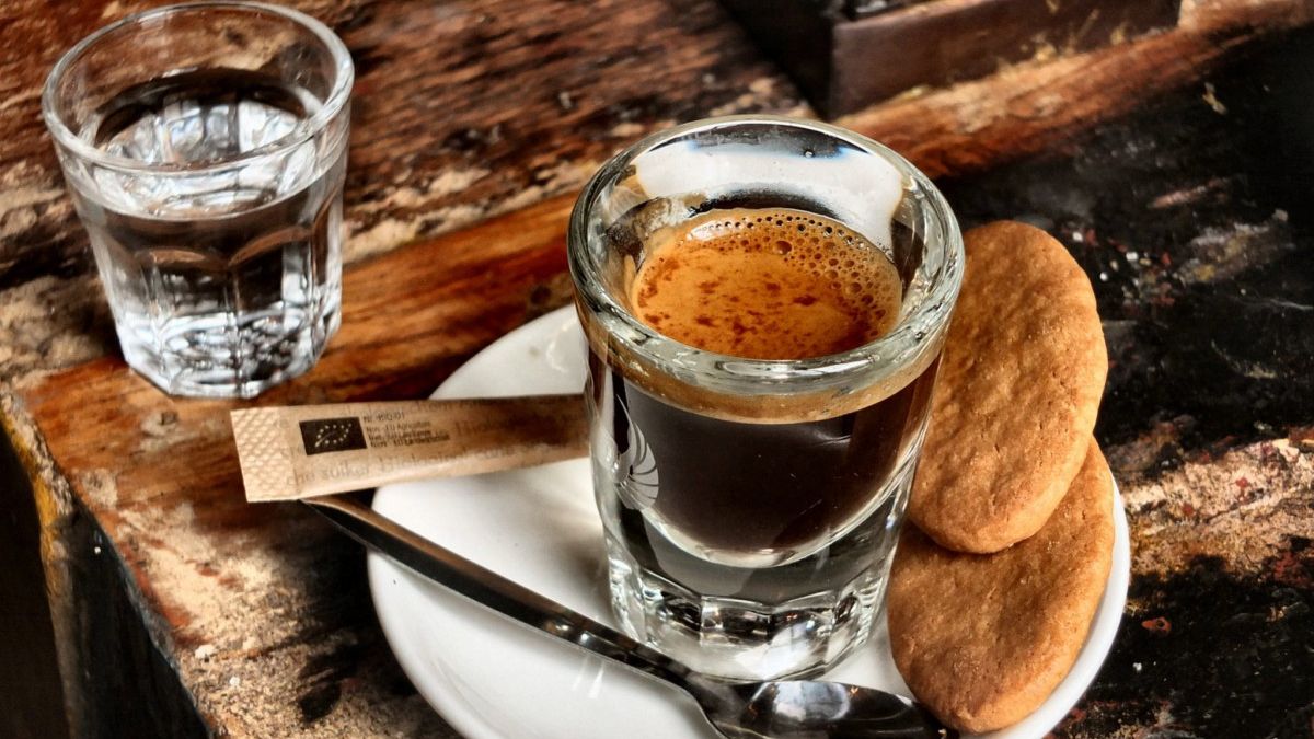 Навіщо разом з кавою подають склянку води