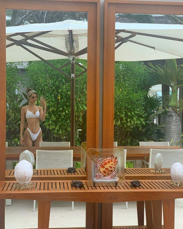 Відома модель показала, як відпочиває з коханим на Карибах - фото 321833