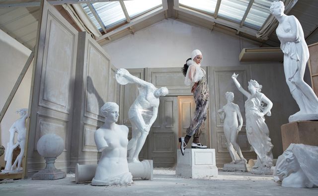 Диво в пір'ях: Rihanna вразила новою зйомкою для глянцю - фото 321986