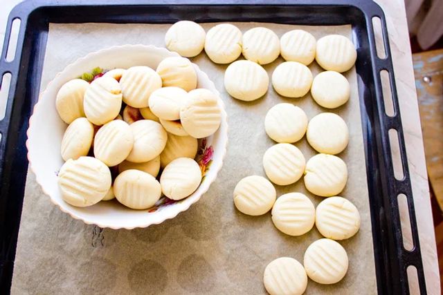 Дуже легкий рецепт печива зі згущеного молока і муки - фото 322235