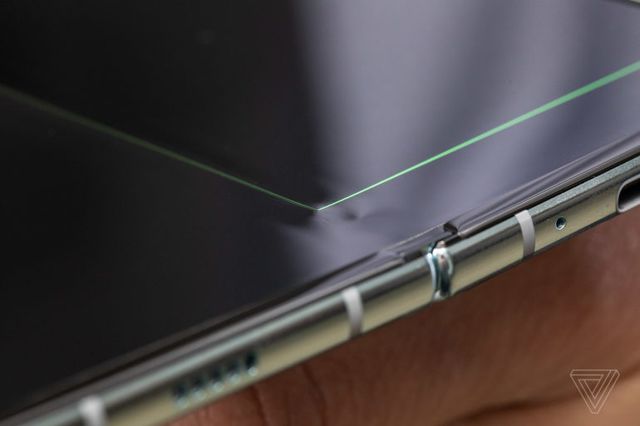 Samsung Galaxy Fold неприємно вразив блогерів - фото 322270