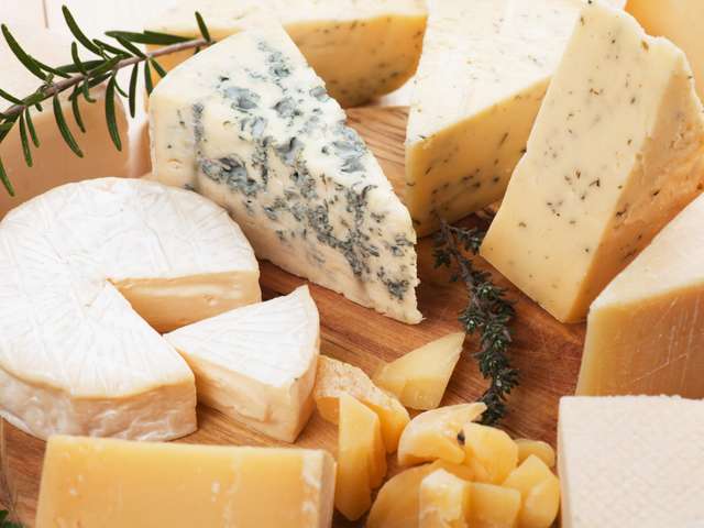 Науковці рекомендують регулярно їсти сир - фото 322363
