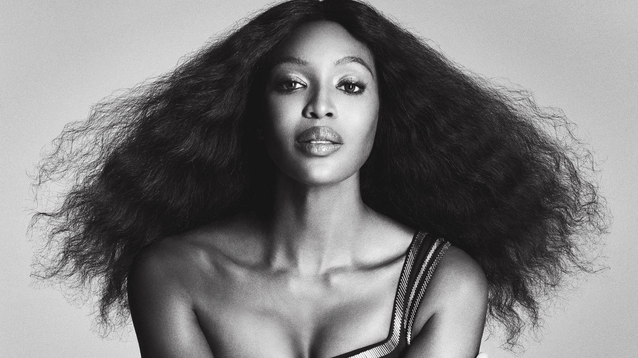 Наомі Кемпбелл показала спокусливі форми у панчохах