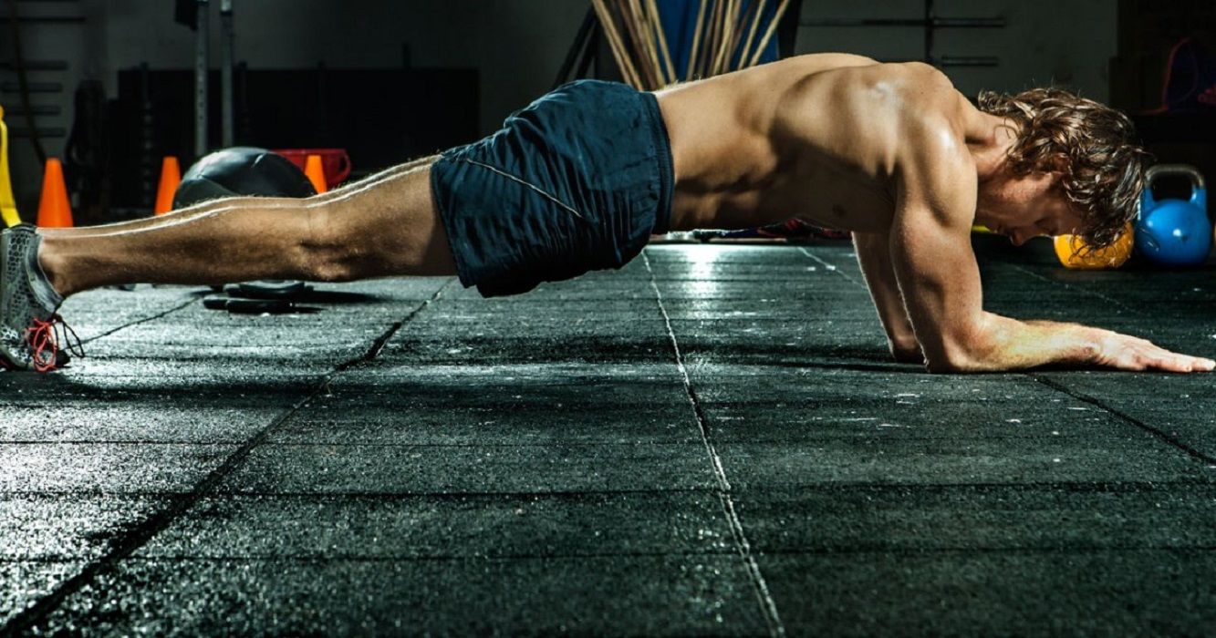 Планка: як правильно робити і чим корисна ця вправа