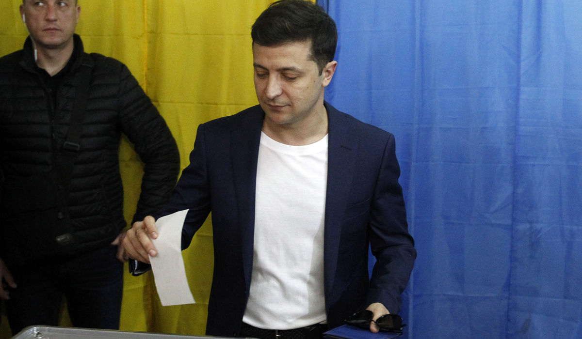 Зеленський показав свій бюлетень – поліція виписала йому штраф: фотофакт