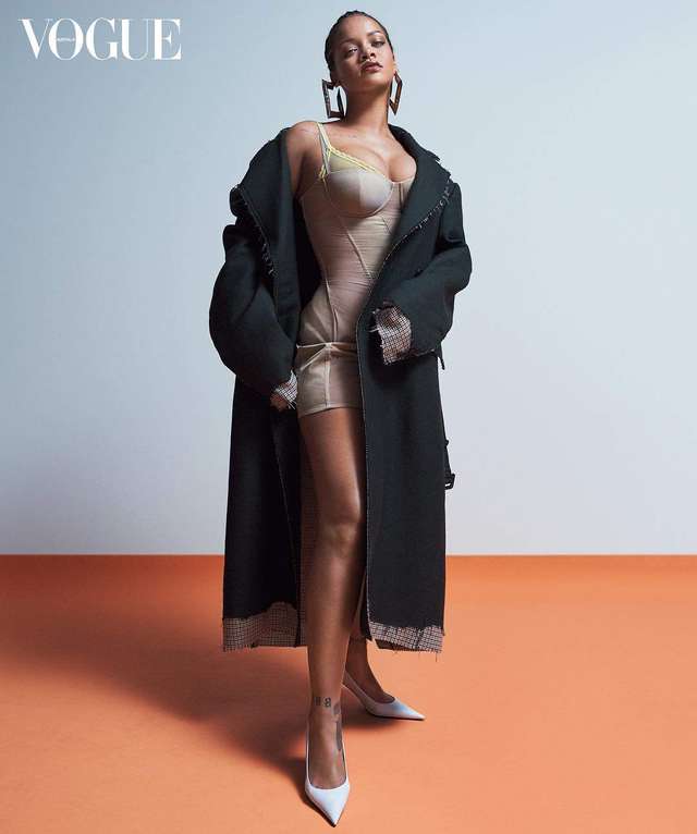 Rihanna показала апетитні форми на знімках для Vogue - фото 322995