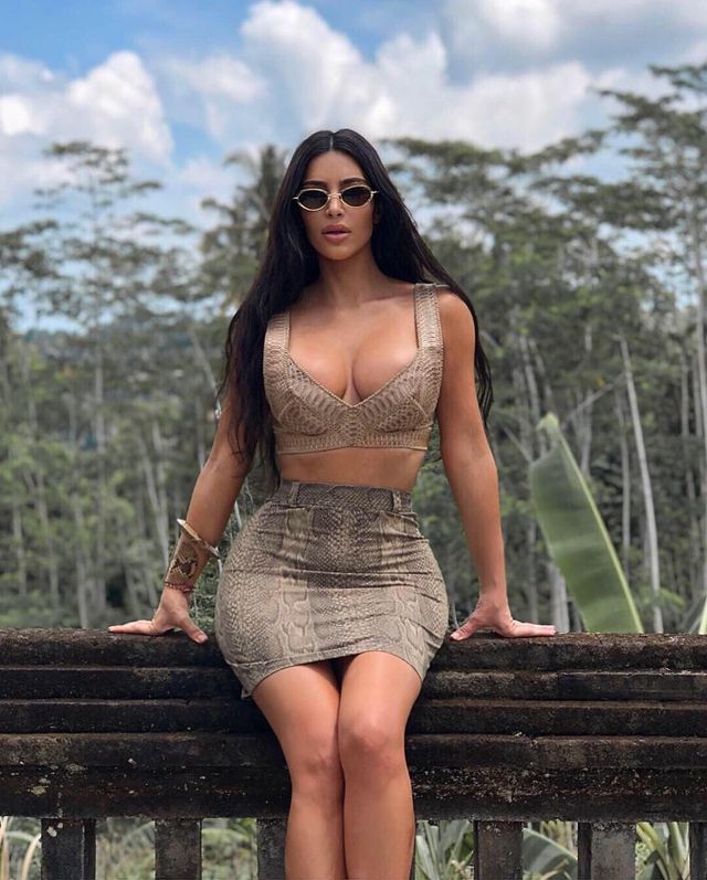 Зірка реаліті-шоу здивувала апетитними формами у зміїному образі - фото 323088