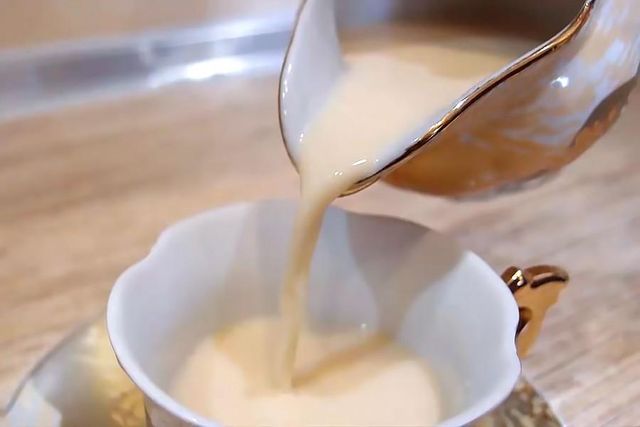 В одній склянці молока міститься неабияка порція білка - фото 323191