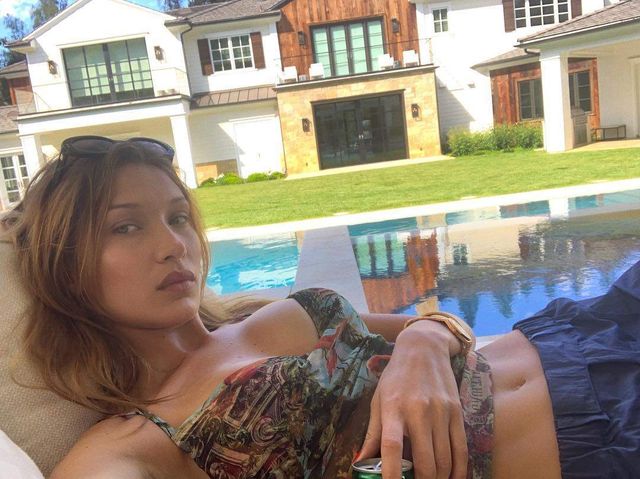 Белла Хадід показала пишні груди біля басейну - фото 323201