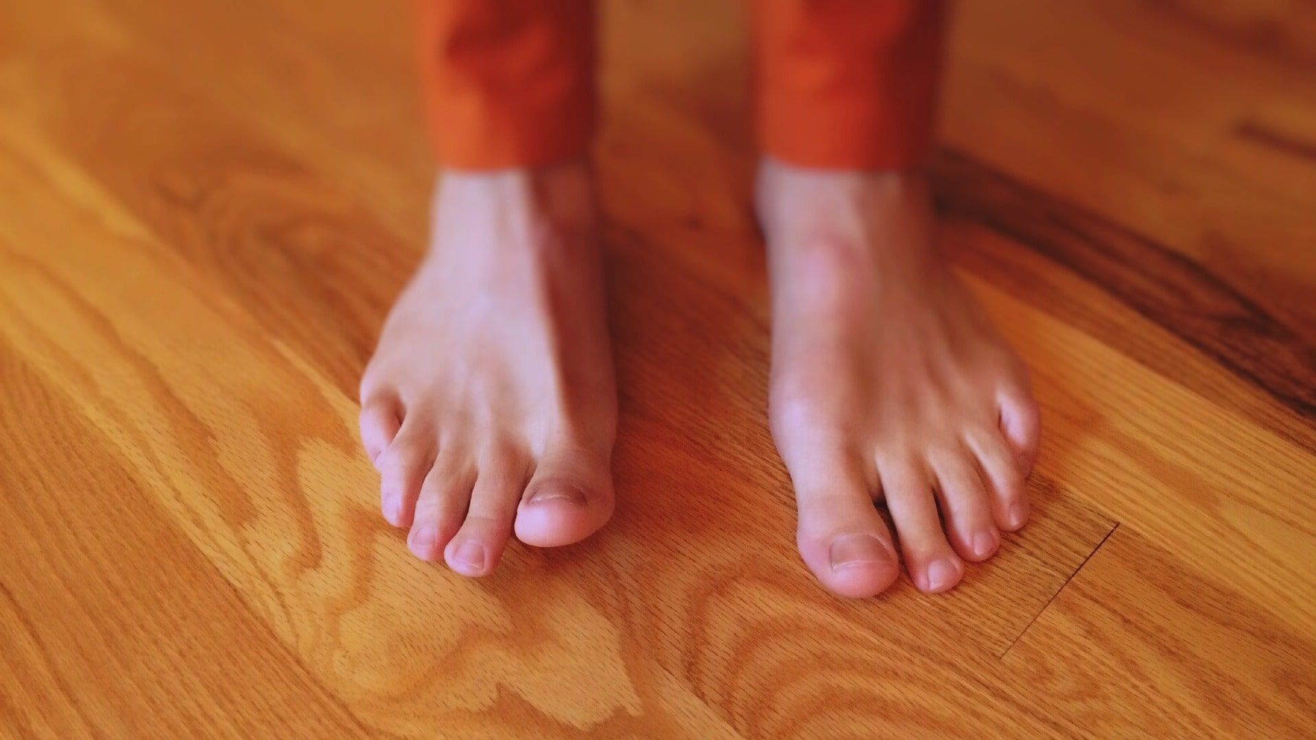 Чому не варто ходити вдома босоніж