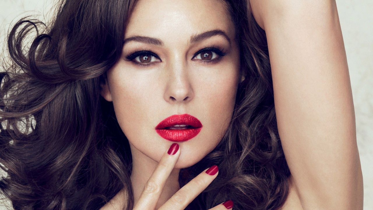 Моніка Белуччі "загубила" плаття на прогулянці