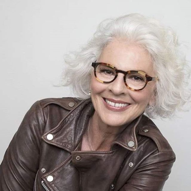 Новий тренд: чому жінки перестали зафарбовувати сивину - фото 323443