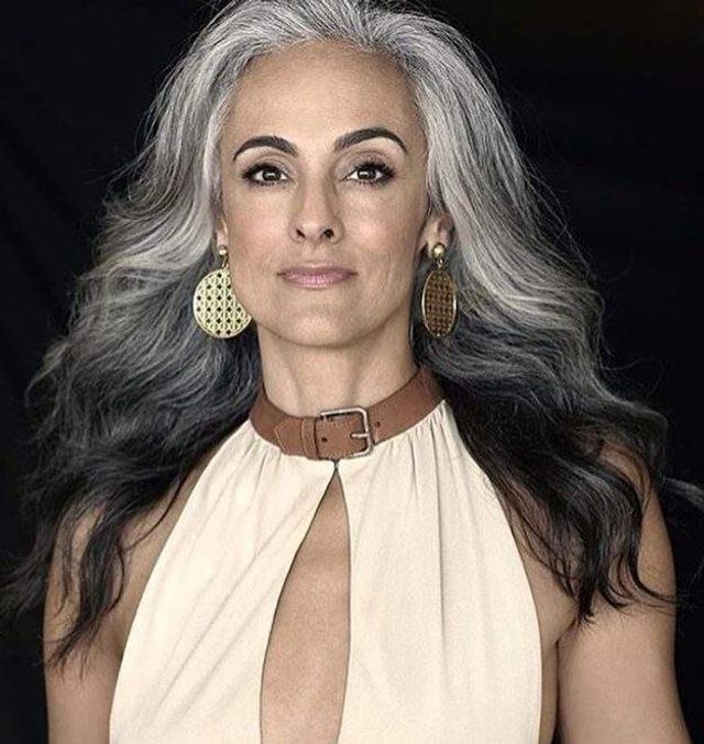 Новий тренд: чому жінки перестали зафарбовувати сивину - фото 323444