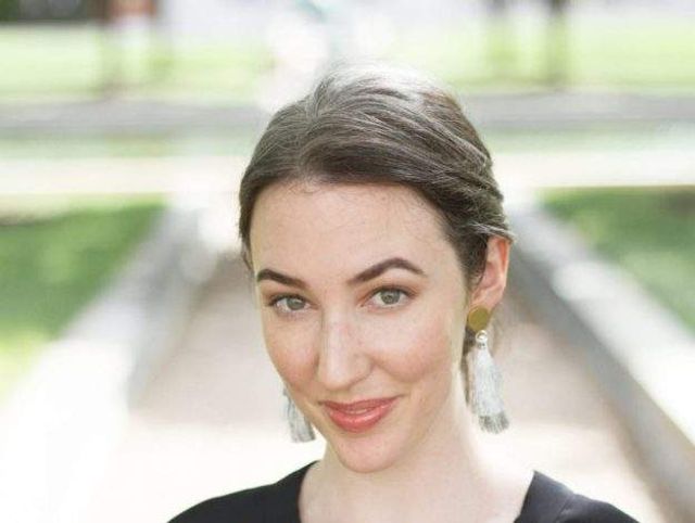 Новий тренд: чому жінки перестали зафарбовувати сивину - фото 323445