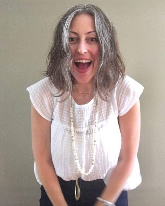 Новий тренд: чому жінки перестали зафарбовувати сивину - фото 323446