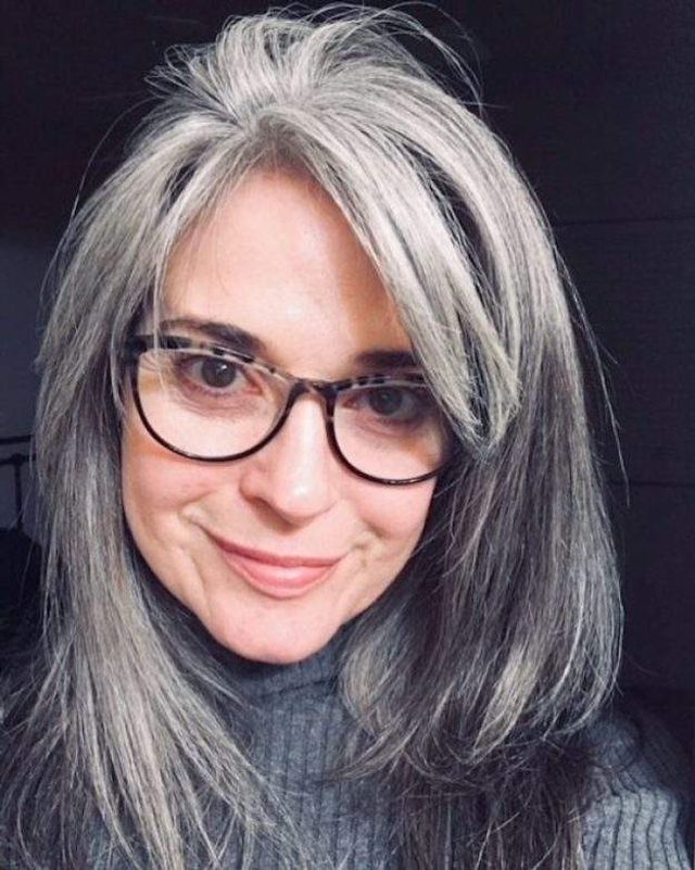 Новий тренд: чому жінки перестали зафарбовувати сивину - фото 323448