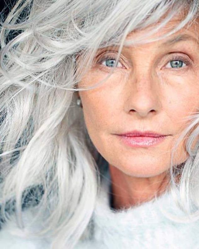 Новий тренд: чому жінки перестали зафарбовувати сивину - фото 323449