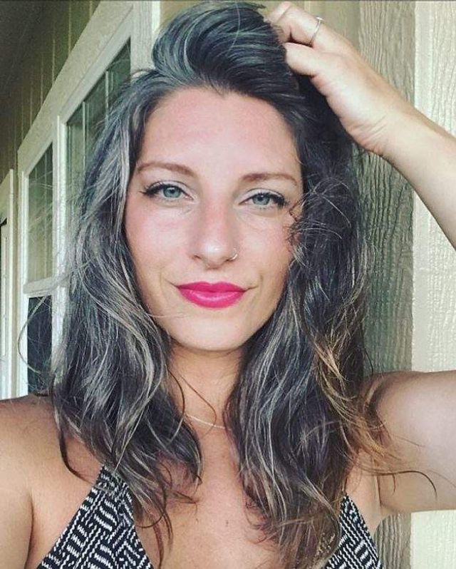 Новий тренд: чому жінки перестали зафарбовувати сивину - фото 323450