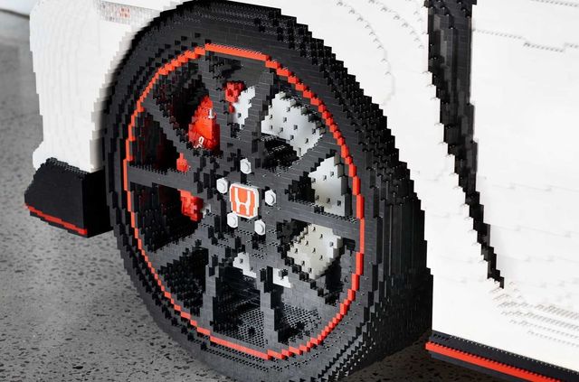 Honda Civic Type R перетворили на повнорозмірну модель Lego - фото 323617