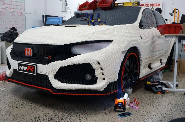 Honda Civic Type R перетворили на повнорозмірну модель Lego - фото 323619