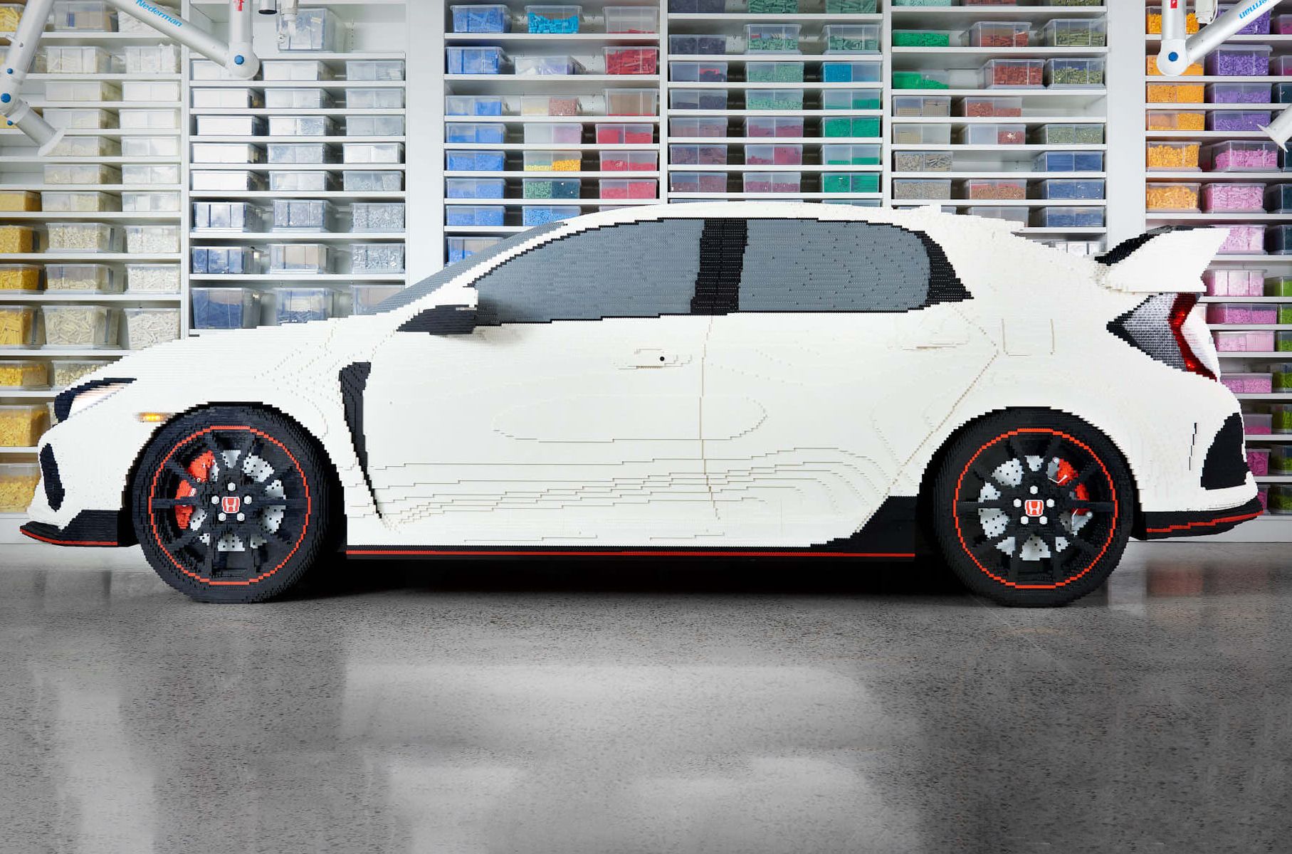 Honda Civic Type R перетворили на повнорозмірну модель Lego