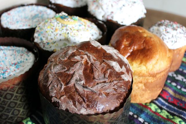 Паску можна задекорувати фігурками з тіста - фото 323765