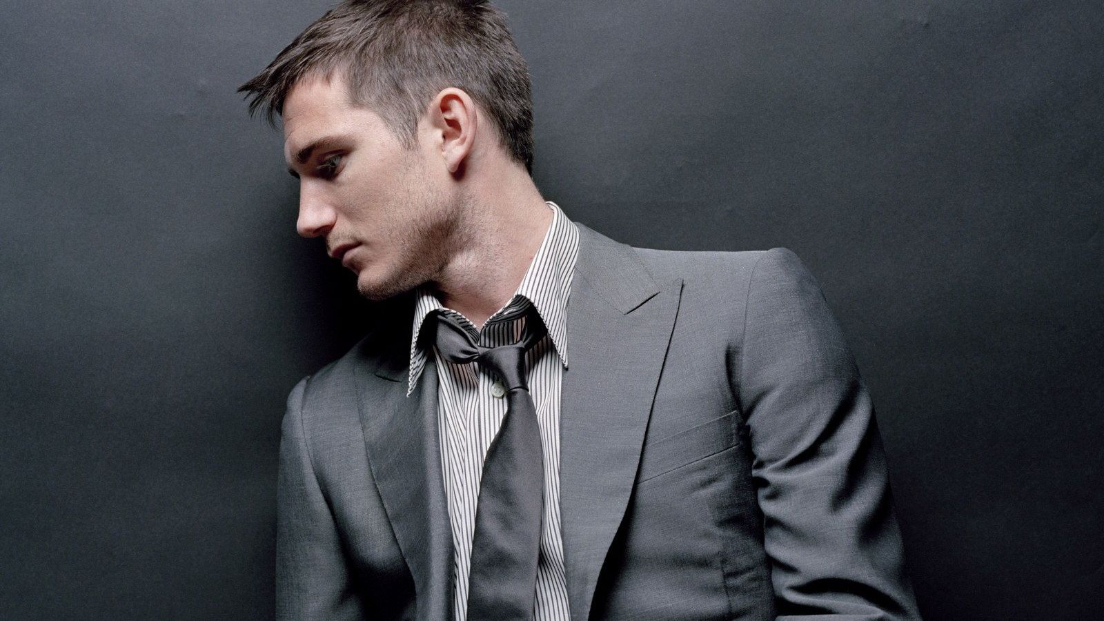 Ознаки, за якими легко виявити невпевнену в собі людину