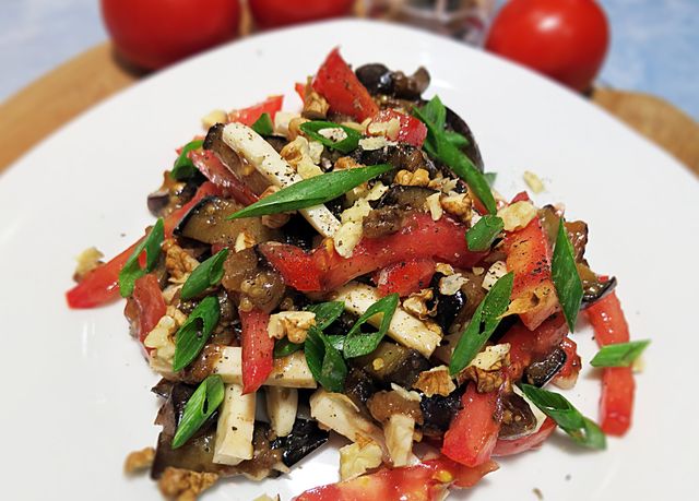 Салат з баклажанами і помідорами- фото 324057