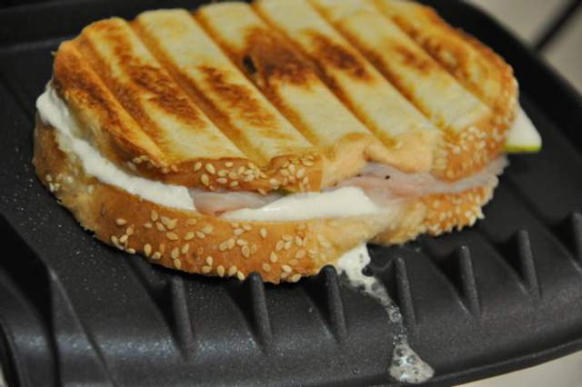 Гарячі бутерброди на природі- фото 324059
